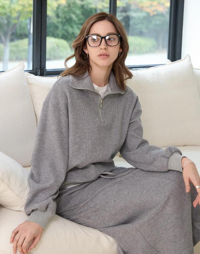 켈리도나휴 커브 하이넥 하프집업 착용컷