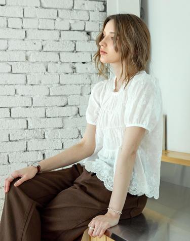 켈리도나휴 · 코튼 레이스 셔링블라우스_WHITE · 스토어 상품 이미지