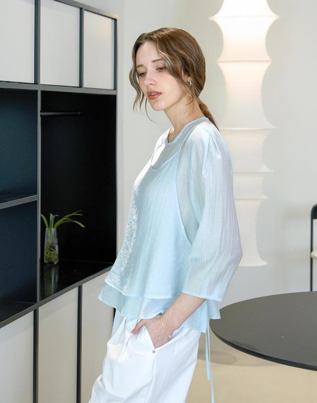 켈리도나휴 더블 레이어드 라운드블라우스 착용컷