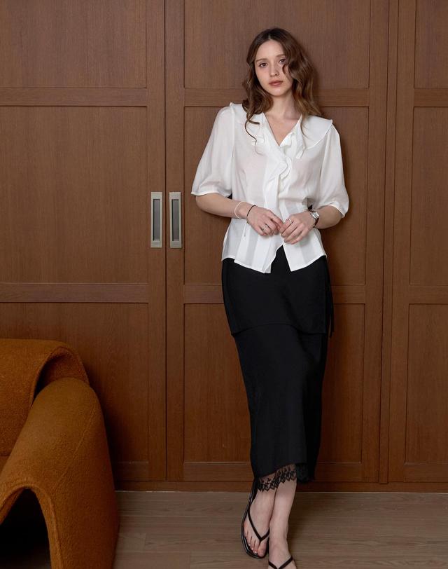 켈리도나휴 실키 스트랩 볼륨블라우스_WHITE 착용컷