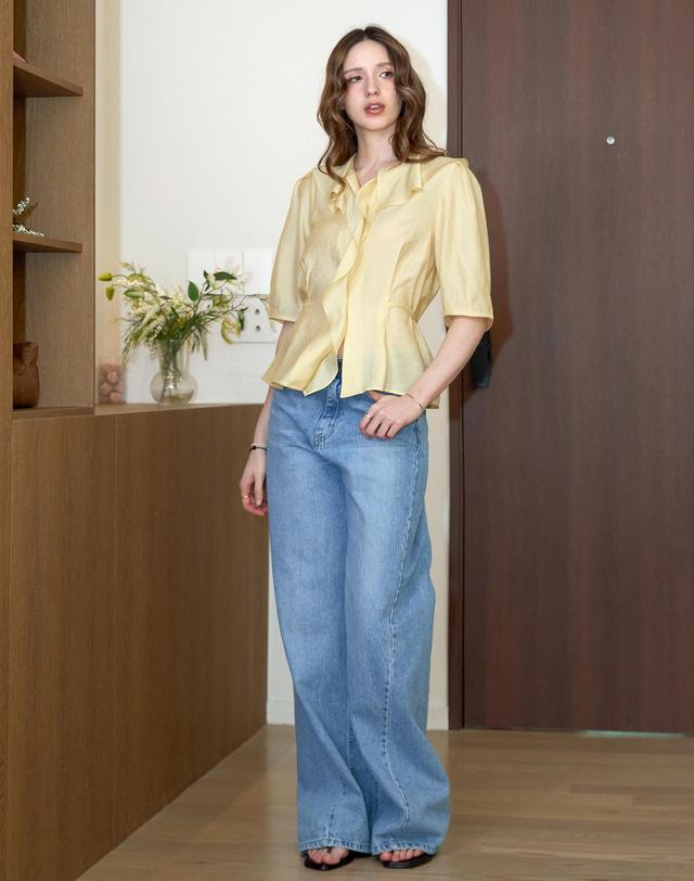 켈리도나휴 실키 스트랩 볼륨블라우스_YELLOW 착용컷