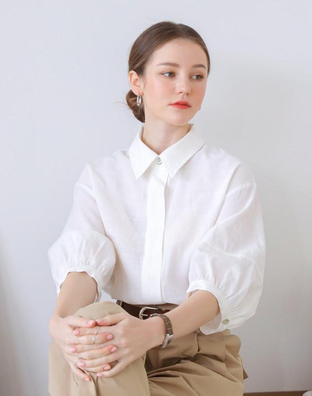 켈리도나휴 하프 볼륨 블라우스 WHITE 착용컷