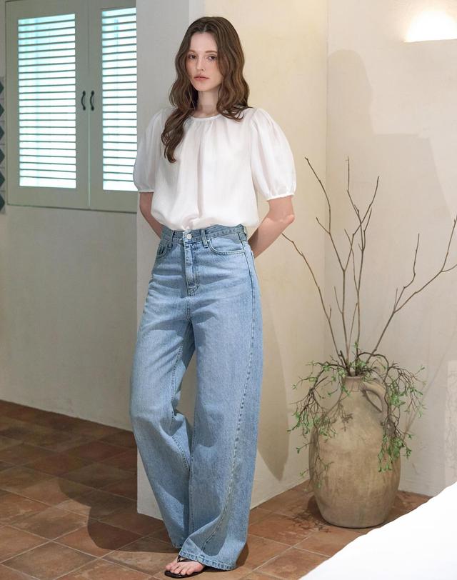 켈리도나휴 실키 퍼프 셔링블라우스 WHITE 착용컷
