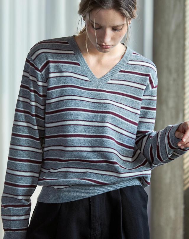 켈리도나휴 모던 스트라이프 브이니트 GRAY 착용컷