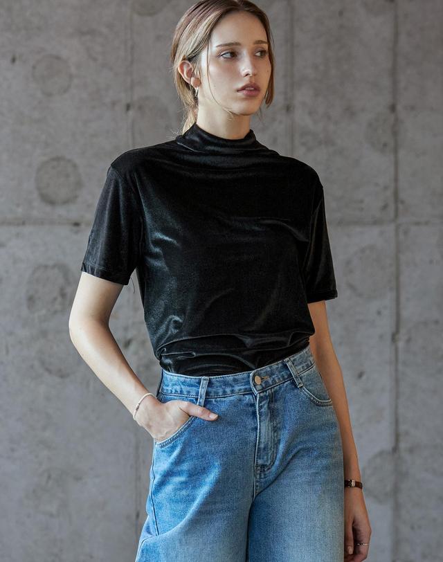 켈리도나휴 벨루아 소프트 하이넥티셔츠 BLACK 착용컷