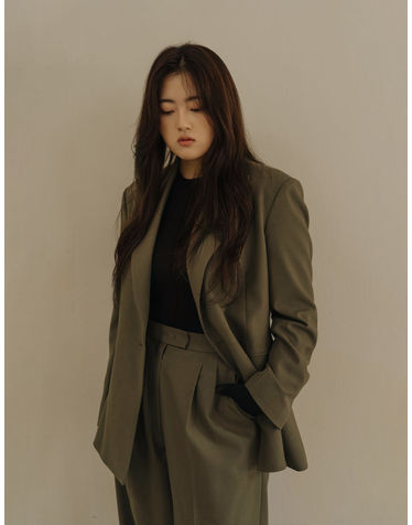 WAIST FITTED PEAKED LAPEL JACKET_KHAKI (SET-UP LINE) (플러스 빅사이즈)