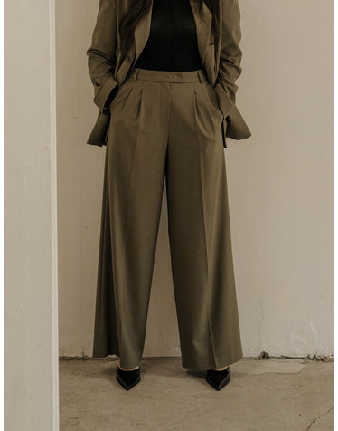 TWO TUCK WIDE PANTS_KHAKI (SET-UP LINE) (플러스 빅사이즈)