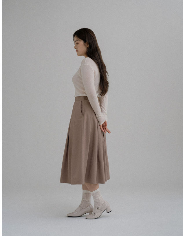 엘유비 PLEATED MIDI SKIRT_BEIGE (플러스 빅사이즈) 베이지 착용컷