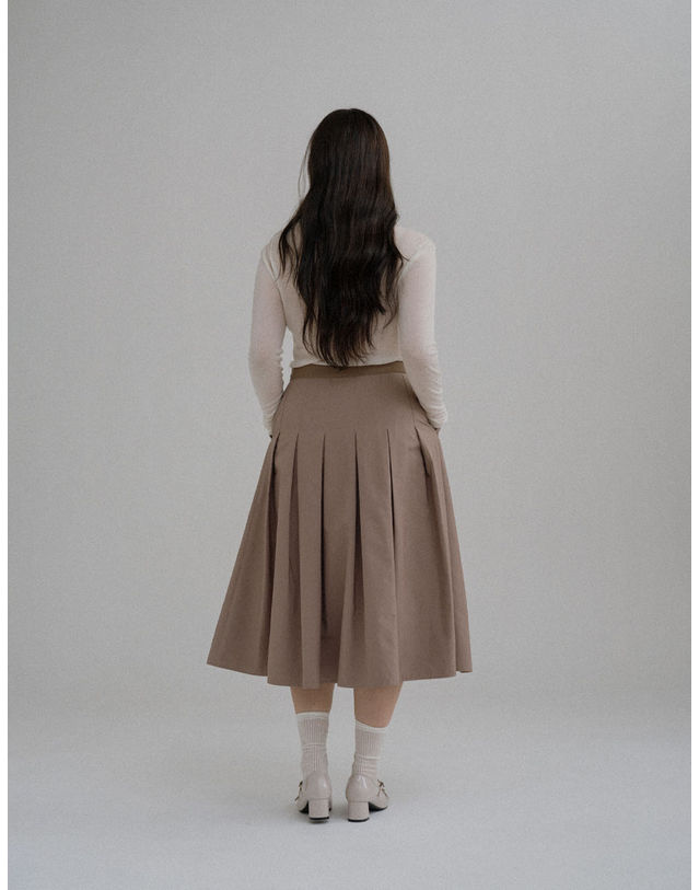 엘유비 PLEATED MIDI SKIRT_BEIGE (플러스 빅사이즈) 베이지 착용컷