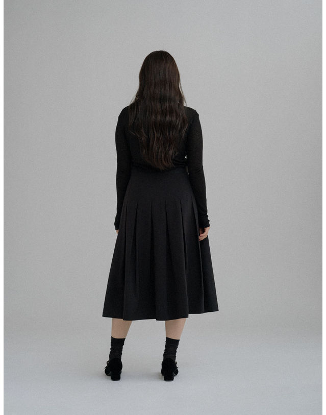 엘유비 PLEATED MIDI SKIRT_BLACK (플러스 빅사이즈) 블랙 착용컷