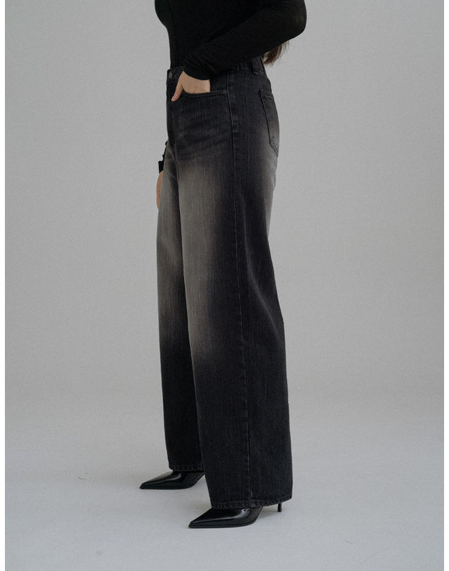 엘유비 GRADATION WIDE BLACK DENIM JEANS (플러스 빅사이즈) 착용컷