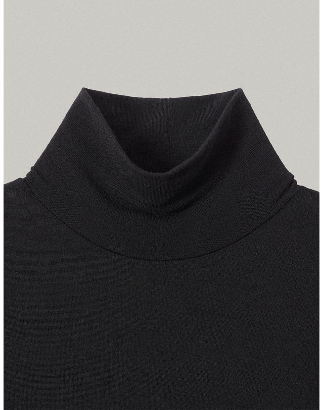 엘유비 HIGH NECKED JERSEY TOP_BLACK (플러스 빅사이즈) 블랙 착용컷
