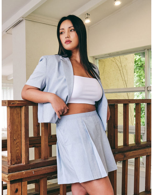 엘유비 HALF-SLEEVED ONE BUTTON SHORT JACKET_BLUE (플러스 빅사이즈) 블루 착용컷