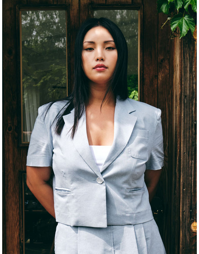 엘유비 HALF-SLEEVED ONE BUTTON SHORT JACKET_BLUE (플러스 빅사이즈) 블루 착용컷