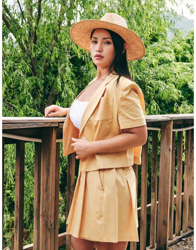 엘유비 HALF-SLEEVED ONE BUTTON SHORT JACKET_YELLOW (플러스 빅사이즈) 노랑 착용컷