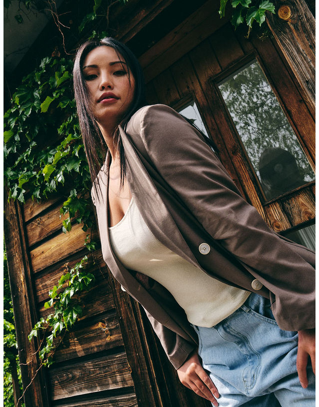 엘유비 TAILORED DOUBLE BOTTON JACKET_KHAKI (플러스 빅사이즈) 카키 착용컷