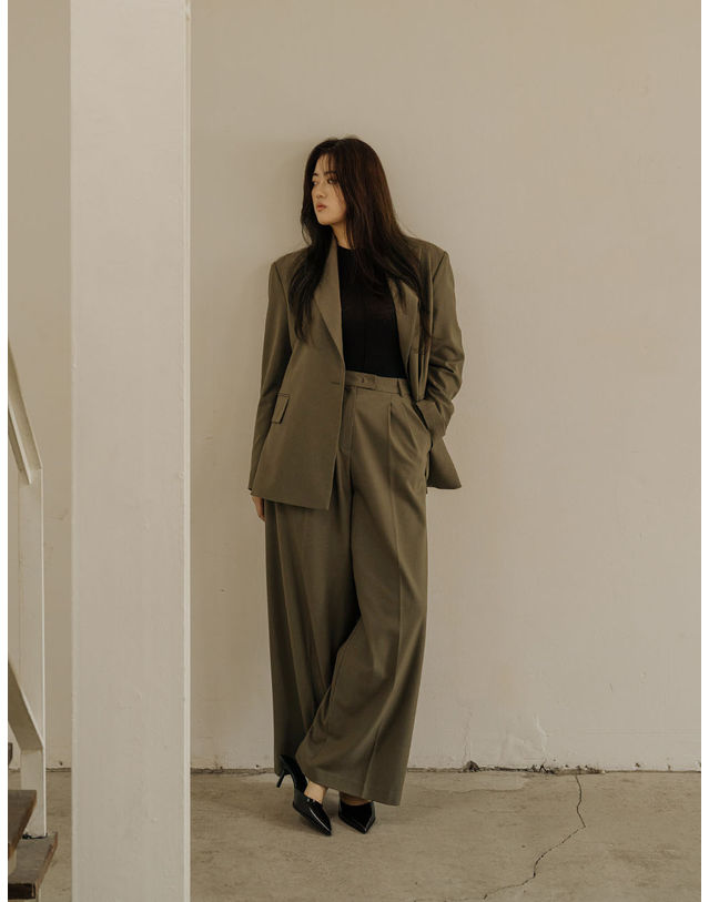 엘유비 TWO TUCK WIDE PANTS_KHAKI (SET-UP LINE) (플러스 빅사이즈) 카키 착용컷