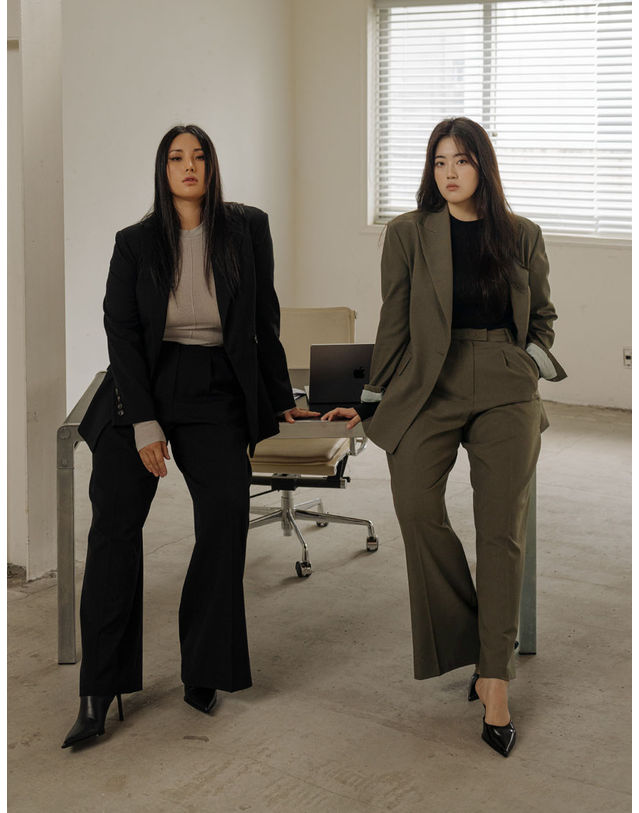 엘유비 TWO TUCK WIDE PANTS_KHAKI (SET-UP LINE) (플러스 빅사이즈) 카키 착용컷