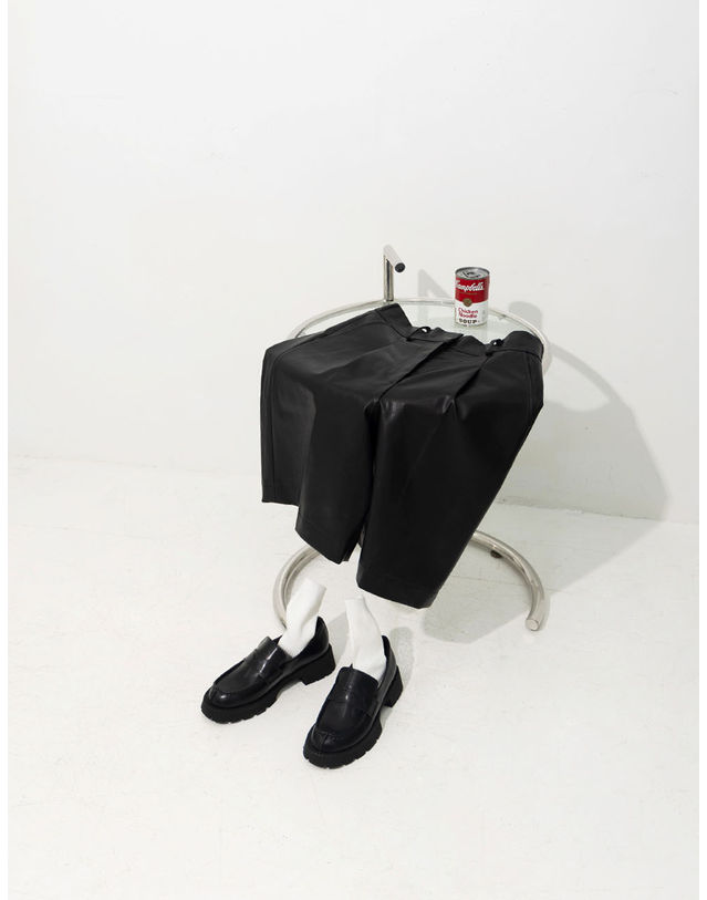 엘유비 ECO LEATHER BERMUDA PANTS_BLACK (플러스 빅사이즈) 블랙 착용컷