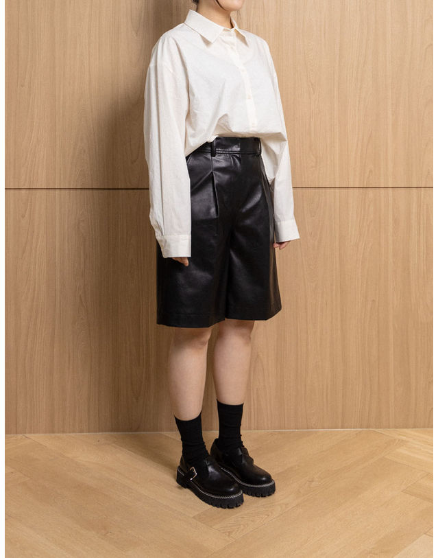 엘유비 ECO LEATHER BERMUDA PANTS_BLACK (플러스 빅사이즈) 블랙 착용컷