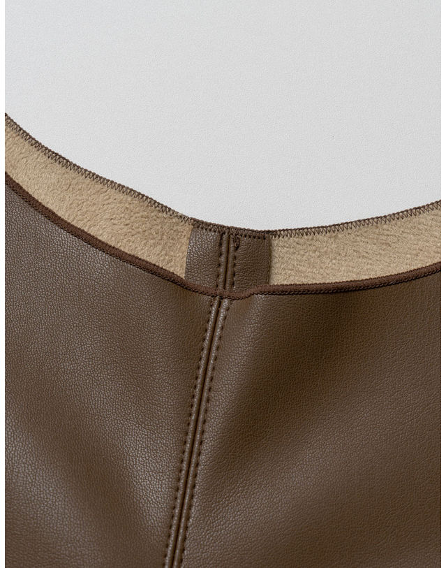 엘유비 ECO LEATHER U-NECK SLEEVELESS MINI DRESS_BROWN (플러스 빅사이즈) 브라운 착용컷