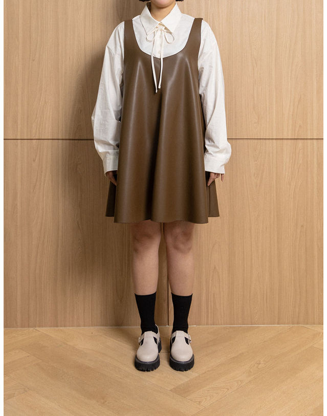 엘유비 ECO LEATHER U-NECK SLEEVELESS MINI DRESS_BROWN (플러스 빅사이즈) 브라운 착용컷