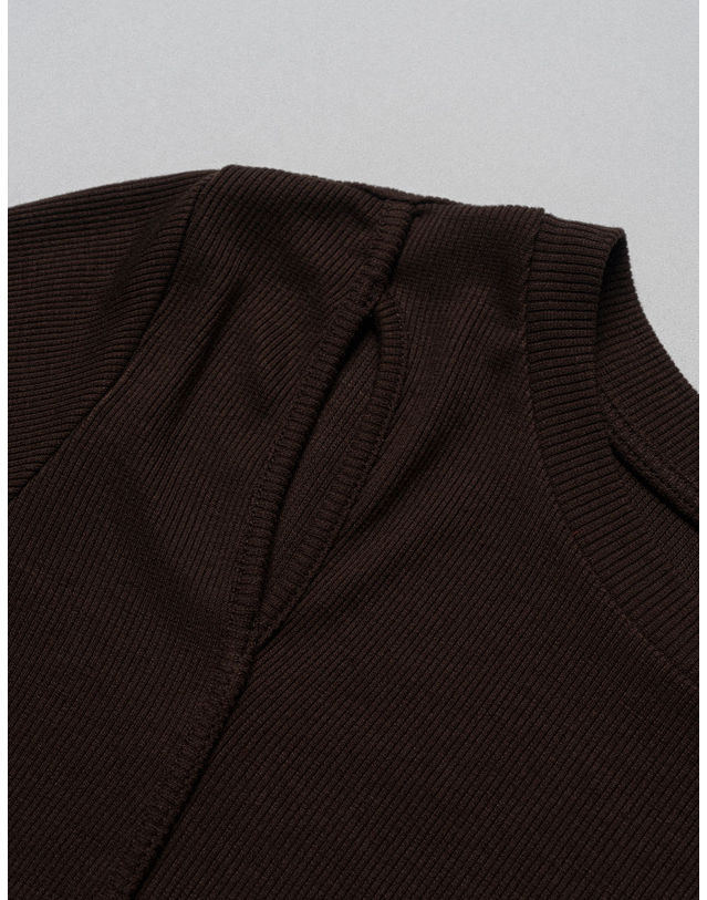 엘유비 ONE SIDE CUT OUT POINT RIBBED TOP_BROWN (플러스 빅사이즈) 브라운 착용컷