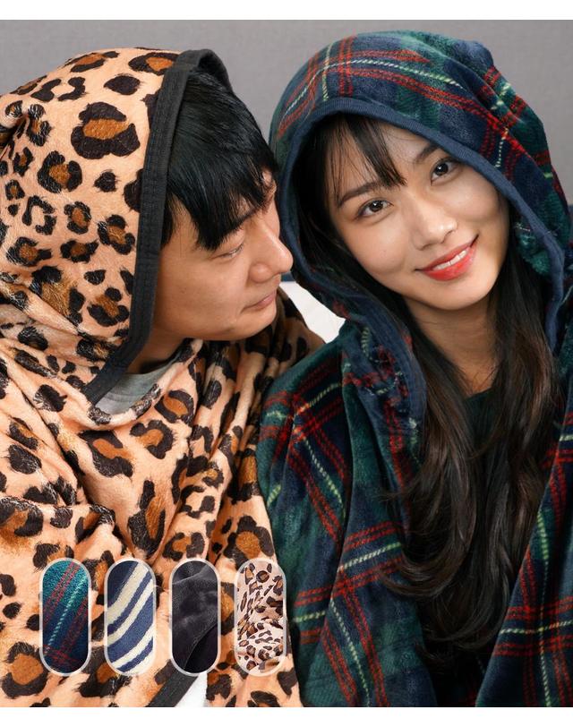 메종노아 입는 극세사 후드 밍크담요 (케이프보온담요) 착용컷