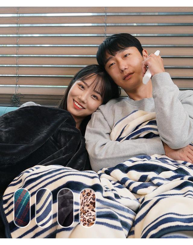 메종노아 입는 극세사 후드 밍크담요 (케이프보온담요) 착용컷