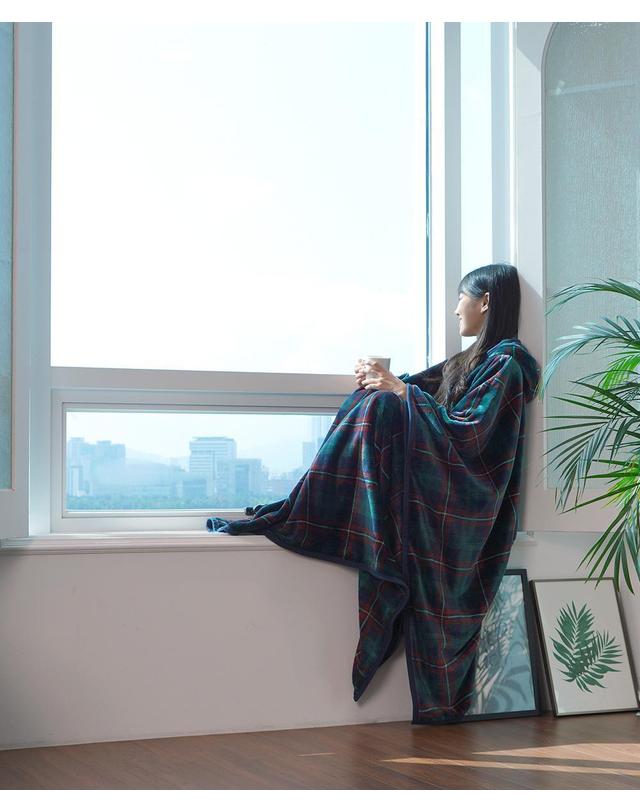 메종노아 입는 극세사 후드 밍크담요 (케이프보온담요) 착용컷