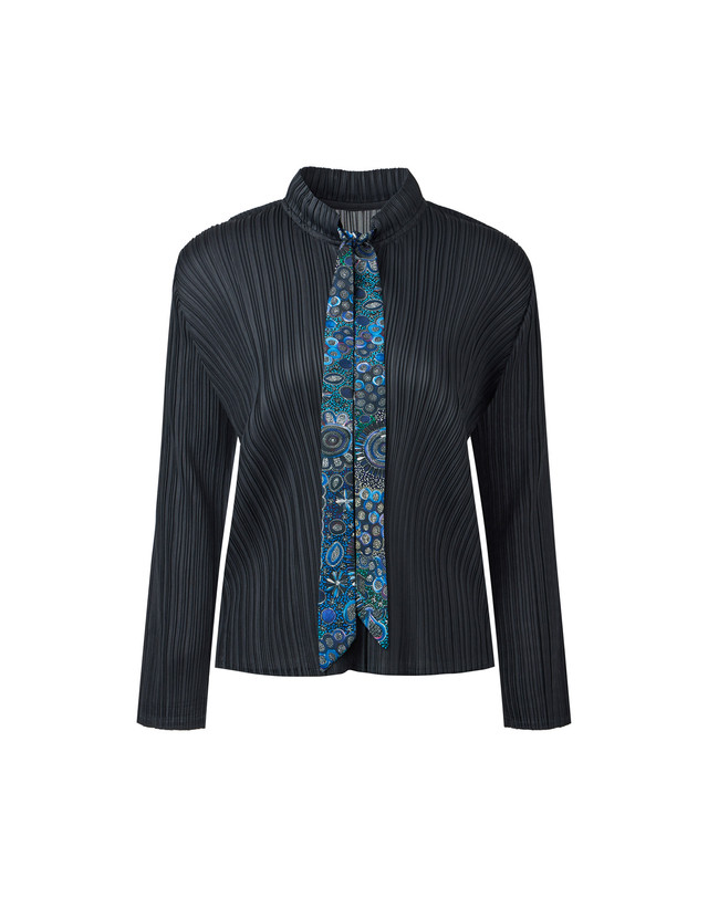 플리츠미 [플리츠미] V넥 폴딩 쉐브론 블라우스_PPBLF324004 착용컷