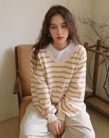 엠블럼 브이넥 스웨트셔츠 - 오트밀 스트라이프