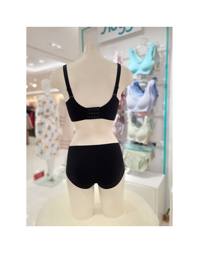 트라이엄프 Triumph [갤러리아] 블랙 볼륨퍼펙트 노와이어 브라팬티셋트 TEWBR585 TEWBP585 BK 착용컷