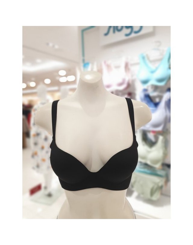 트라이엄프 Triumph [갤러리아] 블랙 볼륨퍼펙트 노와이어 브라팬티셋트 TEWBR585 TEWBP585 BK 착용컷