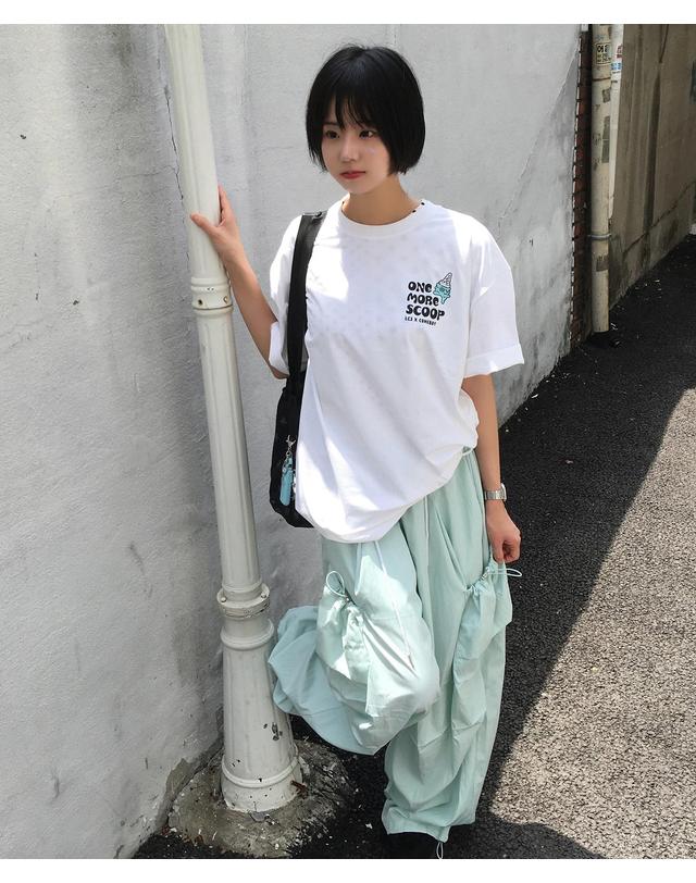 르꼬끄 스포르티브 [르꼬끄공식] A-HOT 유니 르프레쉬 썸머 백그래픽 반팔티 QR323LRS74 착용컷