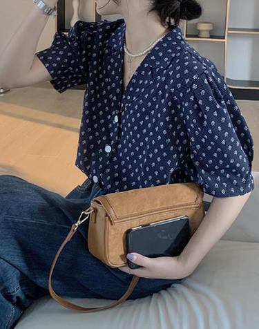 플라워 패턴 카라넥 숄더 퍼프 블라우스 (WIAABL226)