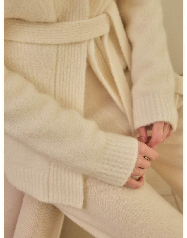 테라누고 cashmere 100% | collar neck belt cardigan - White 착용컷