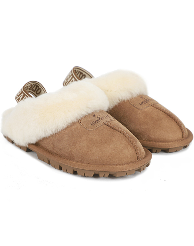 오즈웨어 오즈어그웨어 키즈 양털 슬리퍼 UGG 코케트 백스트랩 (OUW139EB-CHESTNUT) 착용컷