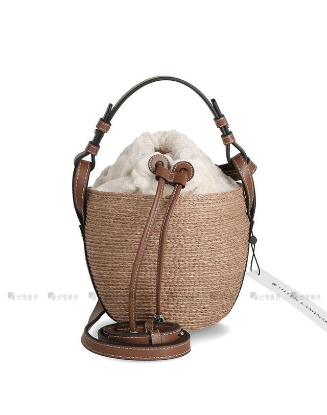 헬렌카민스키 스트링 메탈로고 BAG51753 Nougat Parchment 헬렌카민스키 아구아 버킷 토트백 크로스백 숄더백 착용컷