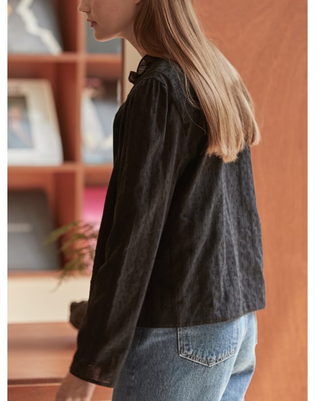 비뮤즈맨션 Vintage lace frill blouse - Black 착용컷
