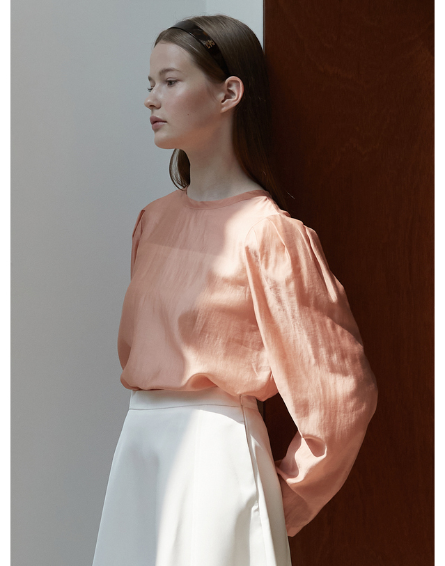 비뮤즈맨션 Sheer volume blouse - Salmon buff 착용컷