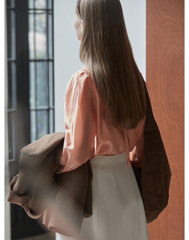 비뮤즈맨션 Sheer volume blouse - Salmon buff 착용컷