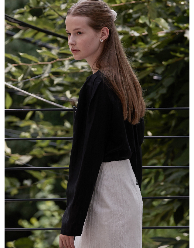 비뮤즈맨션 Sheer volume blouse - Black 착용컷