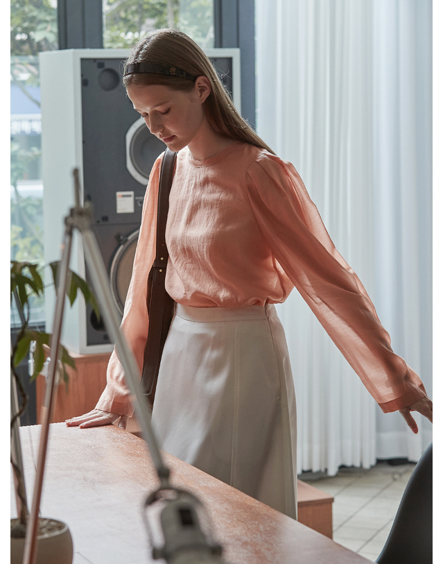 비뮤즈맨션 Sheer volume blouse - Black 착용컷