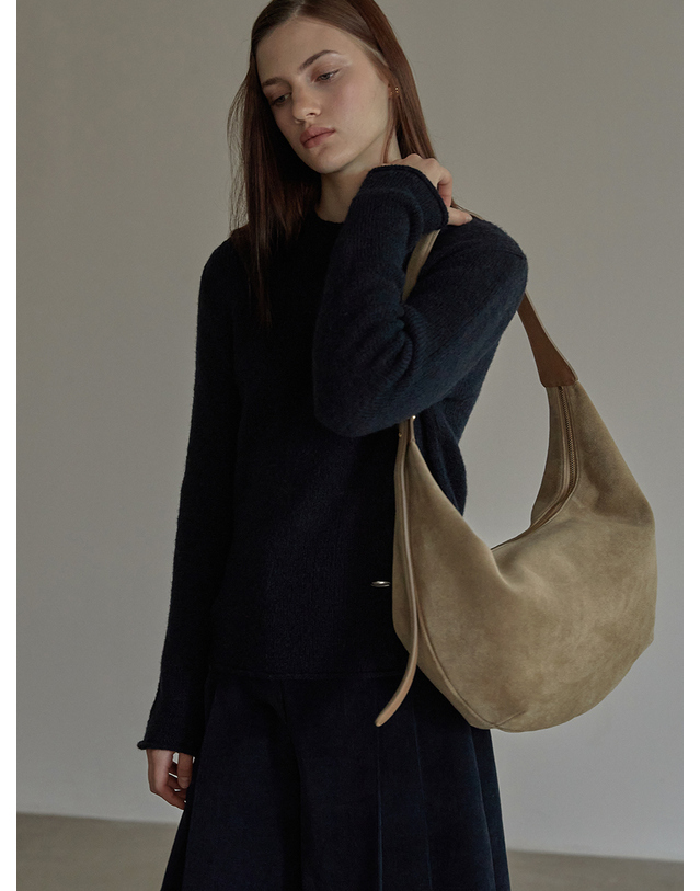 비뮤즈맨션 Real suede hobo bag - Sand beige 착용컷