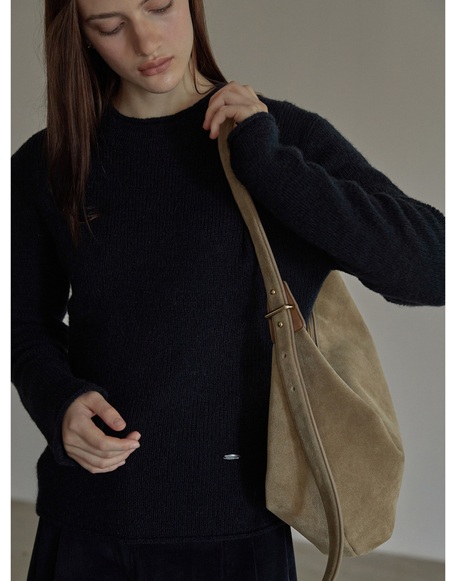 비뮤즈맨션 Real suede hobo bag - Sand beige 착용컷