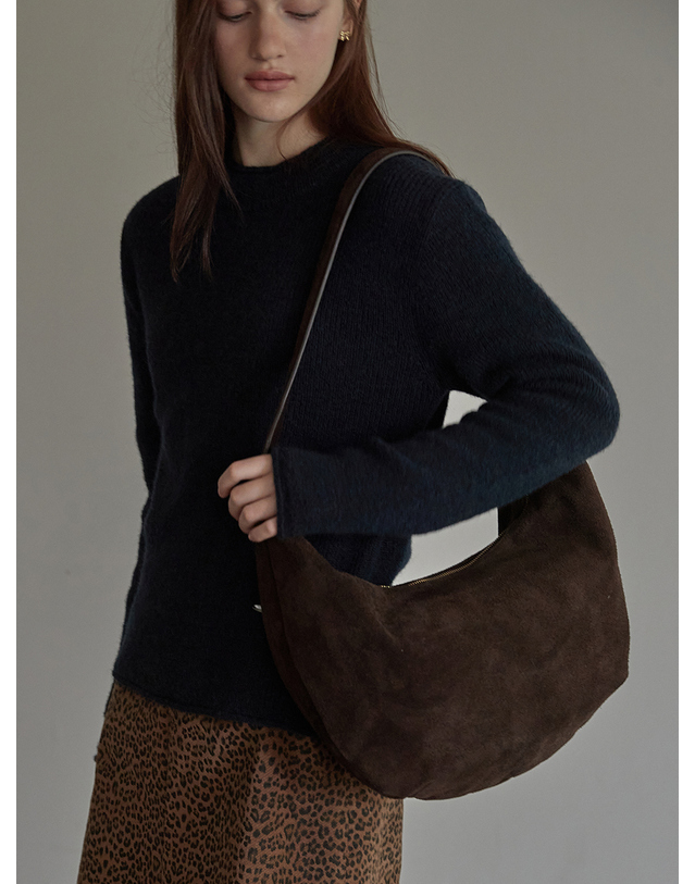 비뮤즈맨션 Real suede hobo bag - Sand beige 착용컷