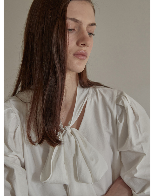 비뮤즈맨션 Ribbon point scarf blouse - Black 착용컷