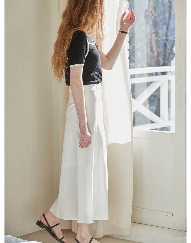 비뮤즈맨션 Cutting line flare skirt - White 착용컷