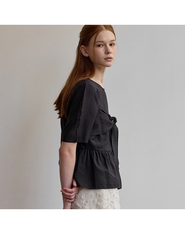 비뮤즈맨션 Ribbon peplum top - Black 착용컷